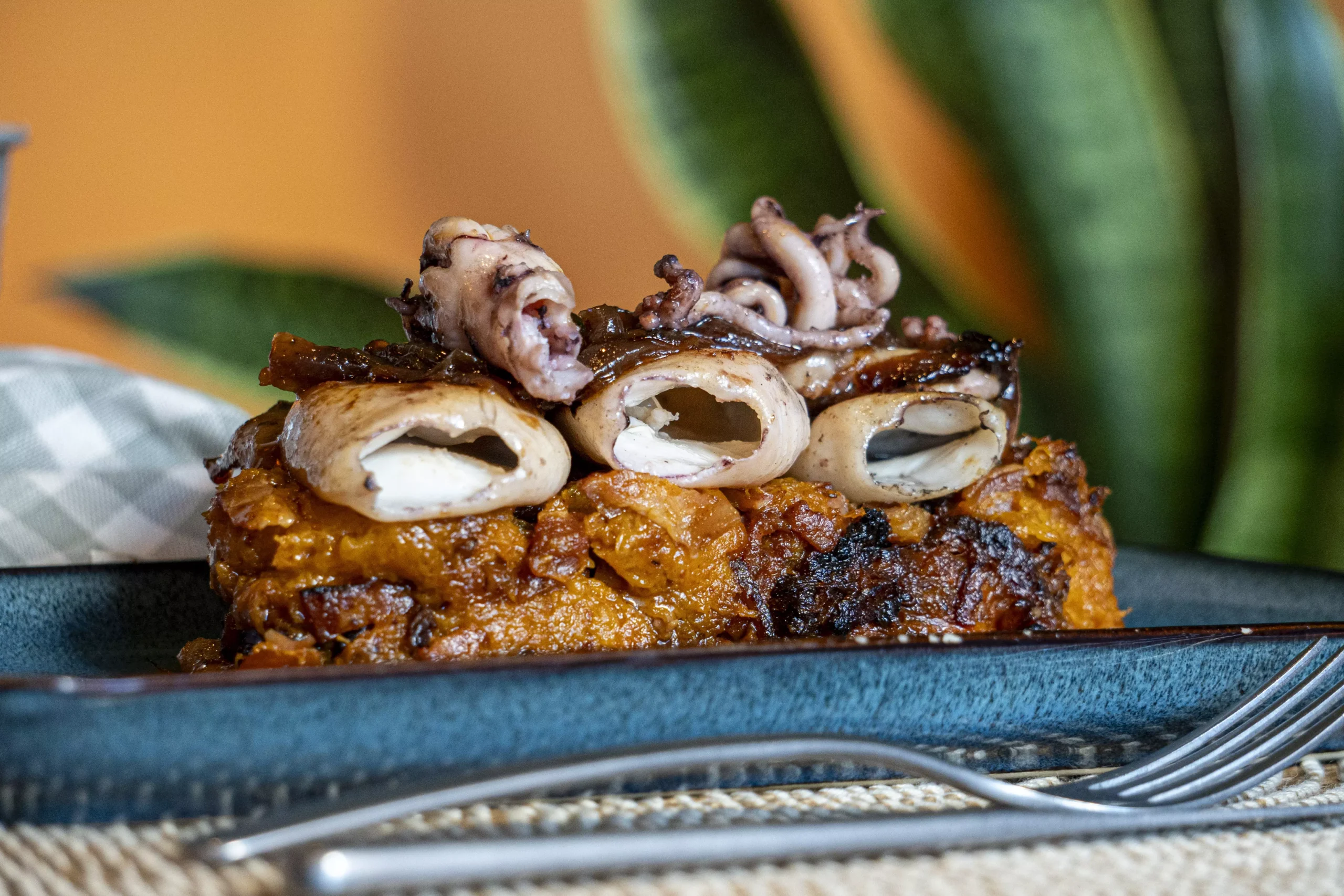 Deliciosos chipirones a la plancha servidos con guarnición en Madrid.